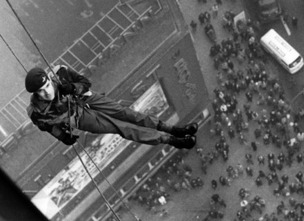 Spectacular roping down of British parachutists in Berlin