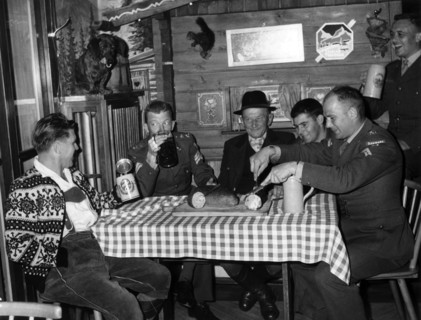Danish soldiers have an authentic Bavarian light snack
