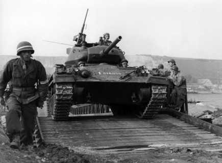 Post-war period: French soldiers during manoeuvre in Germany
