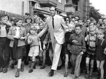 Mel Ferrer in the cinema with refugee children