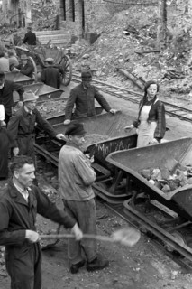 Die Hanauer Bevölkerung bei der Trümmerbeseitigung der im Krieg fast völlig...