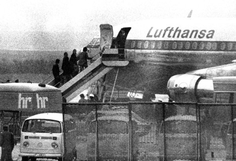 Heinrich Albertz provides himself as hostage in Lorenz kidnapping