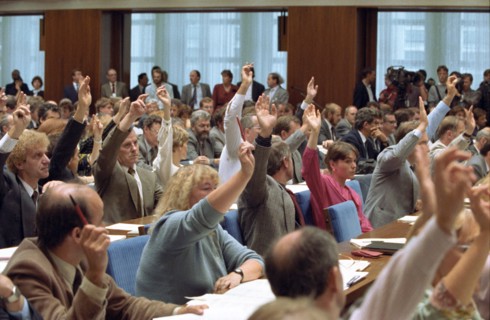 GDR's People Chamber ratifies Unification Treaty
