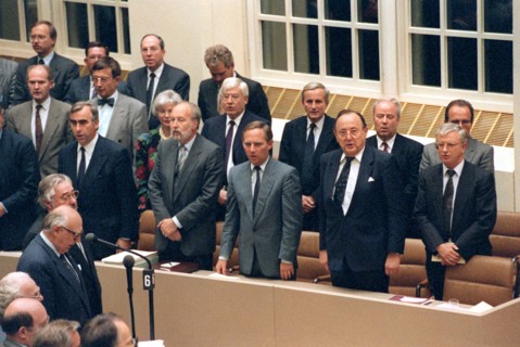 Bundestag votes in favour of unification treaty