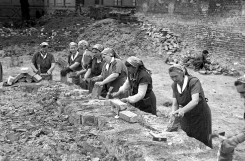 GDR - Rubble women in Berlin