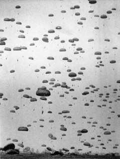 Bulk landing of American parachutists