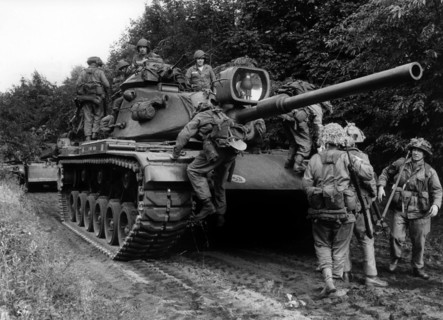 Common maneuver of the British and American army in Berlin