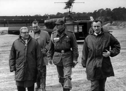 Borough mayor of Berlin visits US army during manoeuvre