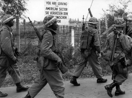 Soldiers on their way to a manoeuvre of the US army