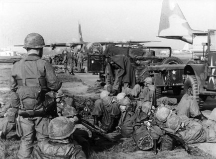 Soldiers during US airborne manoeuvre "South Arrow"