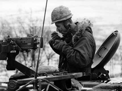 Soldier at lunch break during German-American manoeuvre "Silberkralle"