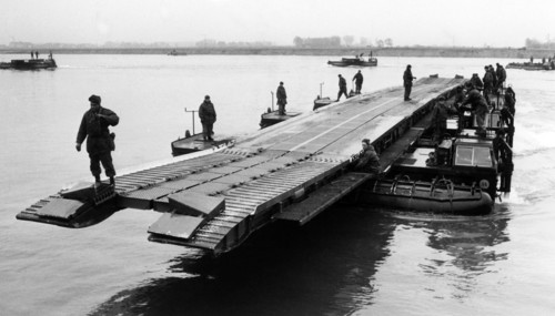 US troops demonstrate construction of floating bridge