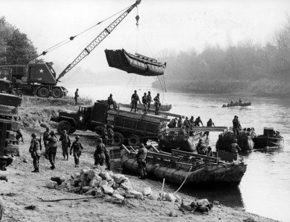 Danube crossing of US army during manoeuvre