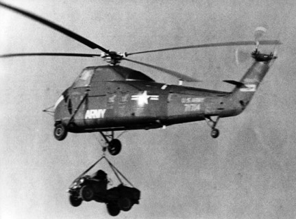 A helicopter carries a jeep in the US manoeuvre "Free Play" on the military training area Grafenwöhr