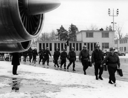 US soldiers return to the USA after having finished the manoeuvre REFORGER I