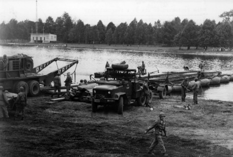 Pontoon bridge of US Army across the Main