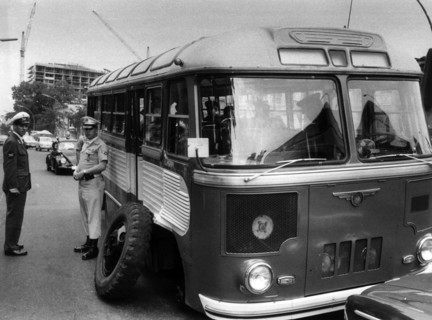 US Army helps Soviet soldiers after breakdown in West Berlin