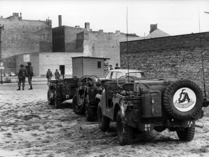 Armored units of the US Army at Berlin checkpoint