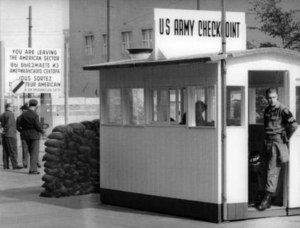 Checkpoint Charlie in Belrin 1961