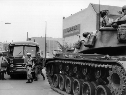 US busses stopped by East Berlin officers
