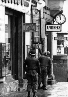 US soldiers moving into apartment at checkpoint Friedrichstraße