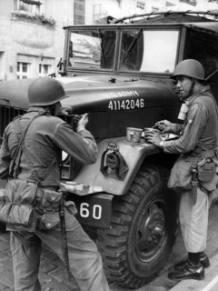 US troops have lunch at sector border in Berlin