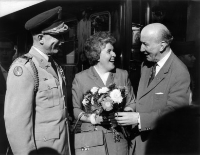 Families of US soldiers in Berlin welcomed with flowers