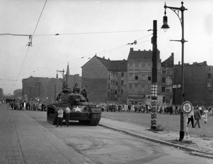 US tanks at border crossing point Prinzenstrasse in Berlin
