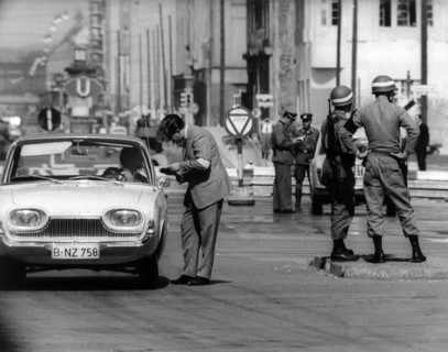 US soldiers and police men of the People's Police at sector border in Berlin 1961