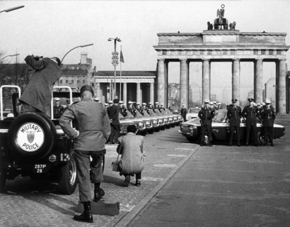 Group photo of US military police in front of Brandenburger Tor