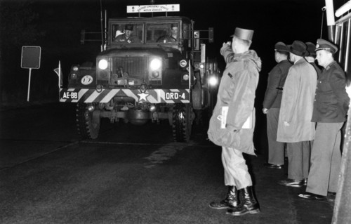 US convoy passes Allied border crossing point Helmstedt