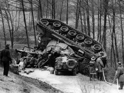 A tank of the U.S. army causes an accident