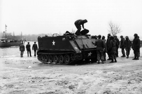 A U.S. tank sinks in the Rhein - Three dead persons