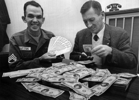 U.S. soldier buys U.S. treasury bonds for 14.000 dollars