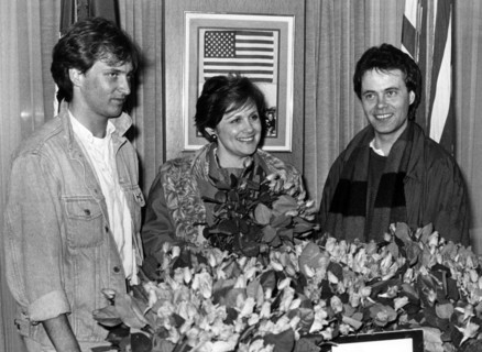 300 pink roses for US embassy members in Bonn