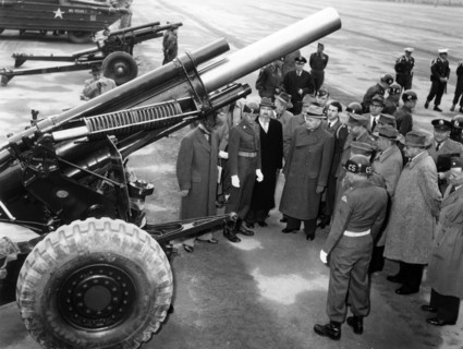 Arms instruction of the US Army in front of Bavarian members of the government