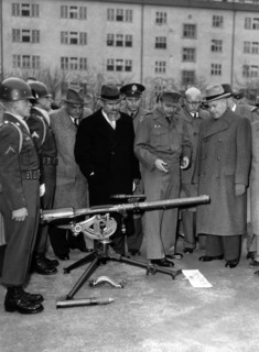 Arms inspection of the US Army in front of Bavarian members of the government