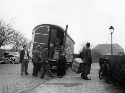 Houses in Frankfurt-Hoechst are moved out of for occupying troops