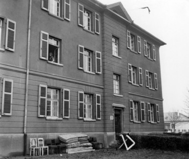 Houses in Frankfurt-Höchst are evacuated for occupying troops