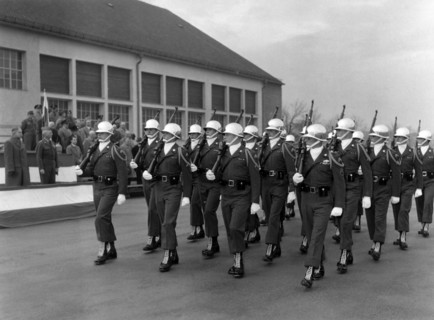 Arms instruction of the US Army in front of Bavarian members of the government