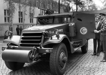 The Belgian army gives an armoured vehicle from the Second World War to the U.S. army