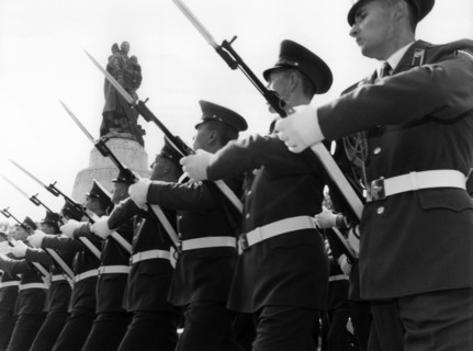 Russian soldiers rehearse for ceremony on troop withdrawal from Germany