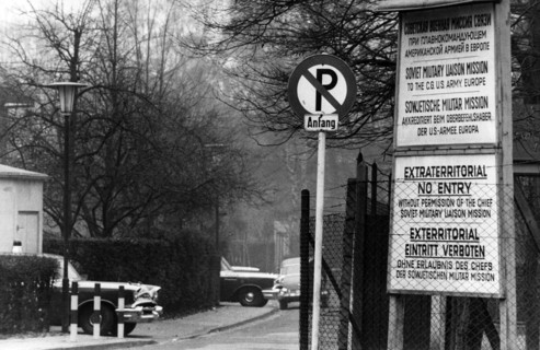 The US military police of the Soviet military mission in Frankfurt on the Main