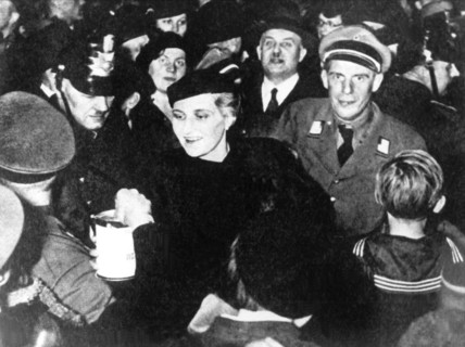 Magda Goebbels collects for Winter Relief Organization