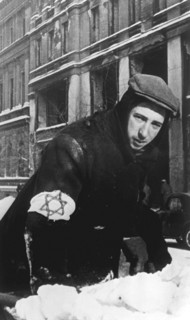 Jew in Warsaw Ghetto removes snow