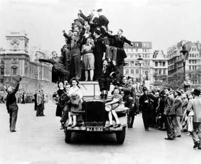 1945 - London celebrates end of war