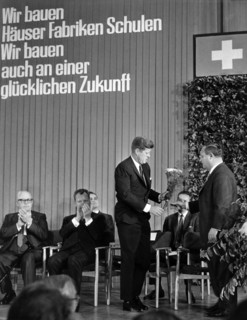 Leber presents a carnations bunch to Kennedy