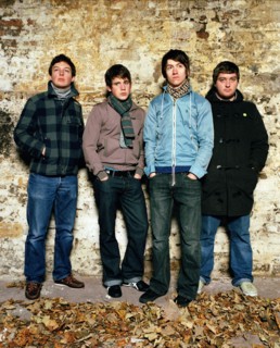 Die britische Rockband Arctic Monkeys (l-r Matt Helders, Jamie Cook...