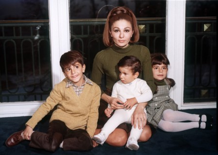 Kaiserin Farah Diba mit Kindern