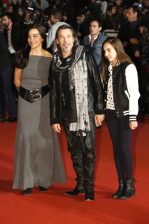 Florent Pagny mit Begleitung bei der Verleihung der15. NRJ Music Awards im Palais des Festivals et